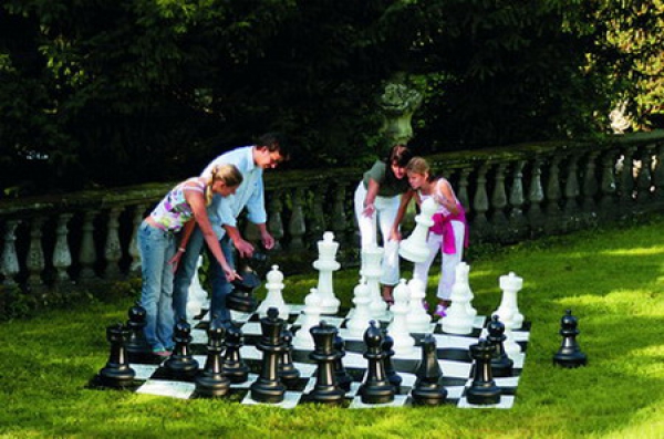 alldoro - XXL Garten Schach mit Tragetasche, inkl. Spielfeld (158x158cm),  Spielfiguren (13,5-30cm), 4 Haken bei Marktkauf online bestellen